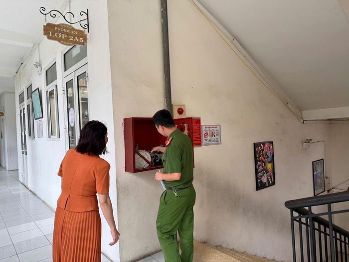 Cán bộ Đội Chữa cháy và cứu nạn, cứu hộ khu vực số 13 tổ chức kiểm tra định kỳ, hướng dẫn các điều kiện an toàn phòng cháy, chữa cháy tại Trường Tiểu học Phan Đình Giót. Ảnh: PH