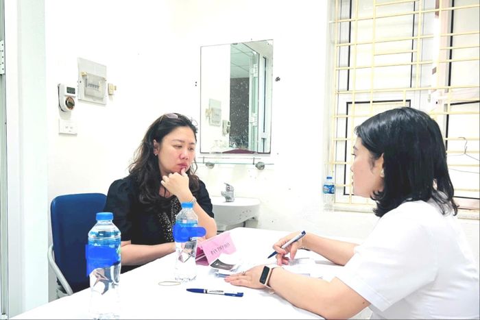 Chị Nguyễn Thị Lan Anh (cán bộ đang công tác tại Đảng ủy phường Văn Miếu - Quốc Tử Giám) được khám, tư vấn sức khỏe tại chương trình. Ảnh: PV