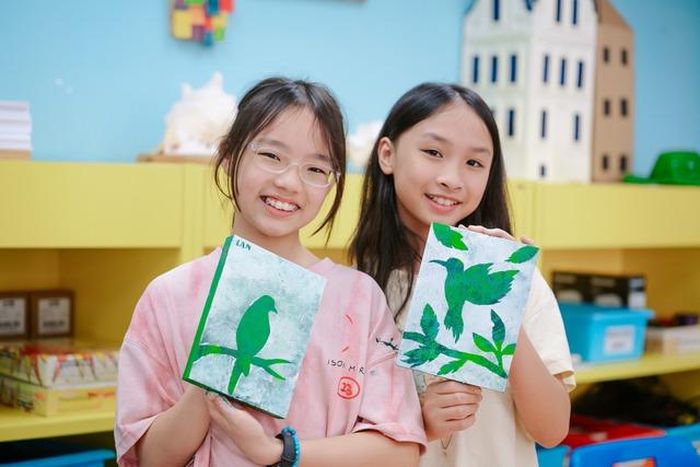 Vào mùa thi, trẻ không cần ăn nhiều hơn quá mức bình thường, mà cần ăn đều bữa, chọn thực phẩm "nuôi não" tốt, cung cấp năng lượng ổn định và dưỡng chất cho trí não.