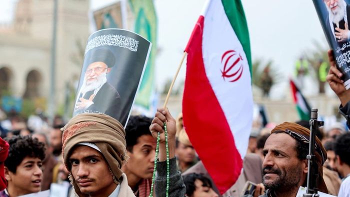 Một người Houthi cầm tấm áp phích hình cố đại giáo chủ Ali Khamenei trong cuộc biểu tình phản đối Mỹ-Israel tấn công Iran. Ảnh: Reuters.