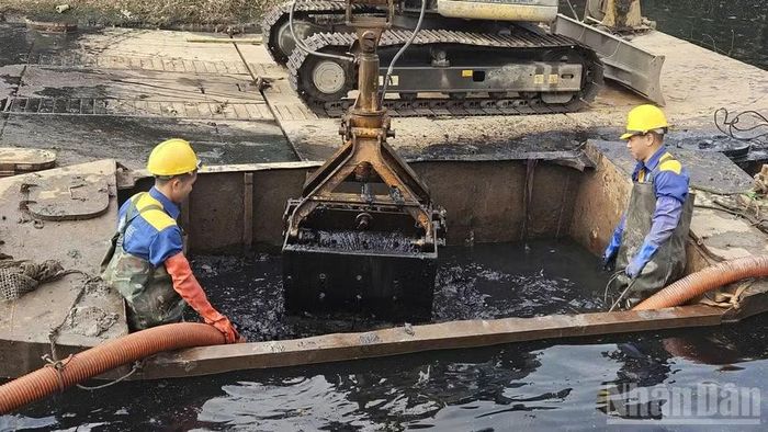  Công tác nạo vét, làm sạch sông, hồ thời gian qua được Hà Nội duy trì liên tục ngay cả trong những dịp nghỉ Lễ, Tết. 