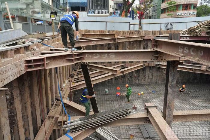  Với tổng mức đầu tư hơn 18 tỷ đồng, bể điều tiết Hàng Da sở hữu dung tích lên đến 2.500m3, được thiết kế theo các tiêu chuẩn kỹ thuật khắt khe từ Nhật Bản 