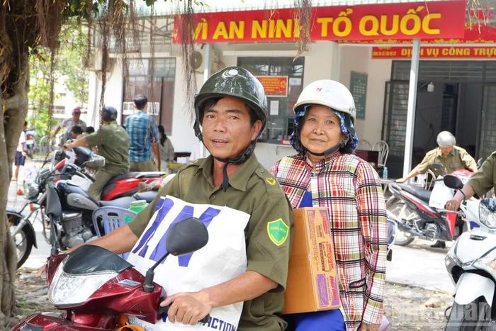 Lực lượng an ninh, trật tự cơ sở xã đưa người dân về nhà.