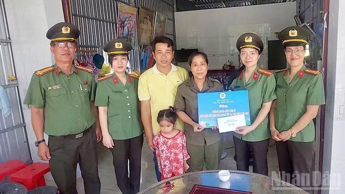 Cục An ninh nội địa trao 10 triệu đồng tặng chị Bùi Thị Ý, Tổ phó Tổ Bảo vệ an ninh, trật tự Ấp 3, xã Tân Hộ Cơ có hoàn cảnh khó khăn.