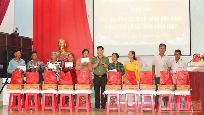 Trao các phần quà tặng người dân có hoàn cảnh khó khăn của xã Tân Hộ Cơ.