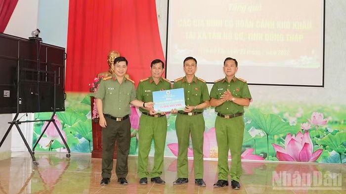 Đại tá Ngô Xuân Phú, Phó Cục trưởng Cục An ninh nội địa, Bộ Công an và Đại tá Trần Văn Tròn, Phó Giám đốc Công an tỉnh Đồng Tháp trao 15 triệu đồng tặng Công an xã Tân Hộ Cơ.
