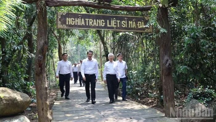 Nguyên Chủ tịch nước Nguyễn Minh Triết và Bí thư Tỉnh ủy Đồng Nai Vũ Hồng Văn trong một lần thăm, dâng hương tại Nghĩa trang liệt sĩ Mã Đà trong Khu di tích lịch sử Chiến khu Đ.
