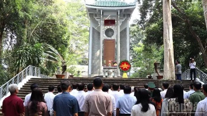 Cán bộ tỉnh Đồng Nai dâng hương, dâng hoa tưởng nhớ công lao của các đồng chí lãnh đạo, anh hùng liệt sĩ tại Nhà bia trung tâm Khu Di tích lịch sử Chiến khu Đ.