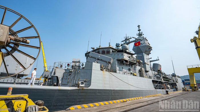 Chiến hạm được trang bị các hệ thống vũ khí hiện đại như tên lửa phòng không Sea Sparrow, tên lửa chống hạm Harpoon, ngư lôi và trực thăng đa nhiệm MH60H Seahawk.