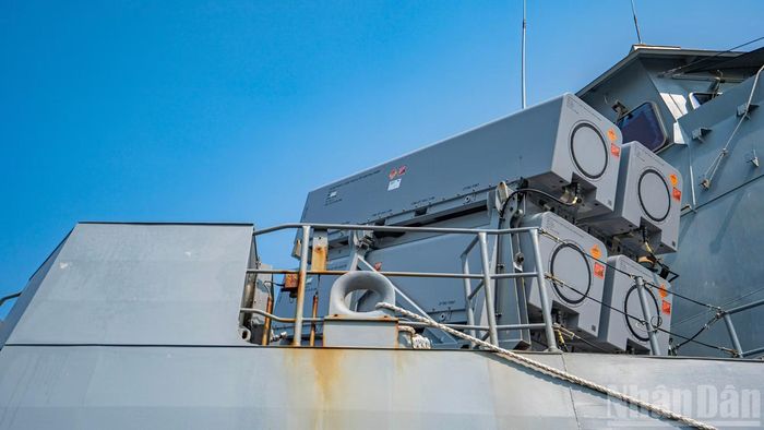  Chiến hạm được trang bị các hệ thống vũ khí hiện đại như tên lửa phòng không Sea Sparrow, tên lửa chống hạm Harpoon, ngư lôi và trực thăng đa nhiệm MH60H Seahawk. 