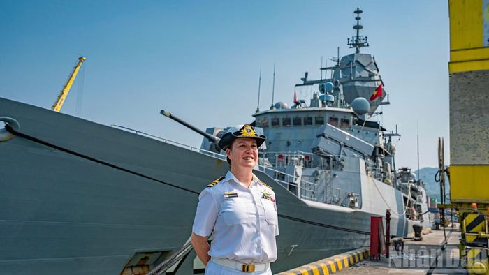 Trung tá Alicia Harrison - thuyền trưởng tàu Hải quân Hoàng gia Australia HMAS Toowoomba chia sẻ: “Nhiệm vụ đầu tiên của tôi khi là một sĩ quan trẻ 18 tuổi chính là đến Việt Nam. Vì vậy, được quay trở lại đây trên cương vị Thuyền trưởng tàu Toowoomba là một điều vô cùng đặc biệt đối với cá nhân tôi”.