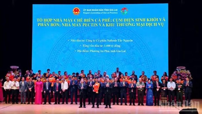 Trao Biên bản, cấp giấy chứng nhận đăng ký đầu tư và ký kết các biên bản ghi nhớ hợp tác (MOU) cho các đối tác trong và ngoài nước.