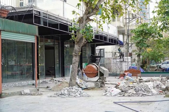Các nhà hàng, khách sạn đang gấp rút sửa chữa, nâng cấp để chuẩn bị cho mùa du lịch.