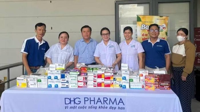 Đoàn y, bác sĩ cùng đơn vị tài trợ tổ chức khám, phát thuốc miễn phí cho người dân có hoàn cảnh khó khăn.