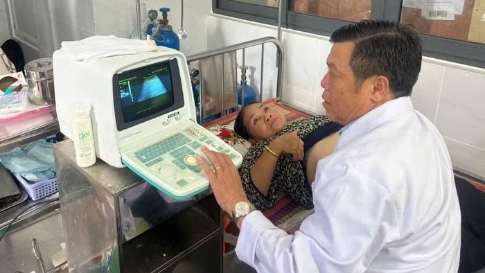 Bệnh nhân được siêu âm với máy móc hiện đại.