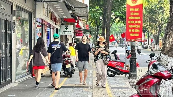 Đà Nẵng chỉnh trang vỉa hè, dành đường cho người đi bộ. Vỉa hè đường Trần Phú sáng ngày 28/3