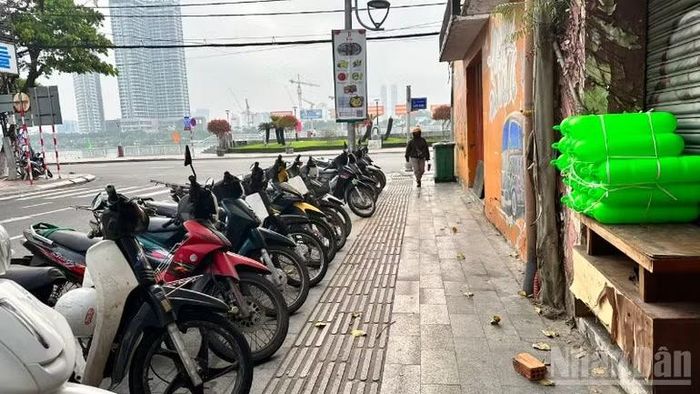 Đà Nẵng quyết tâm làm đẹp các tuyến phố trung tâm, dành đúng vỉa hè cho người đi bộ. Ảnh chụp khu vực đường Hùng Vương, phường Hải Châu, sáng ngày 28/3.