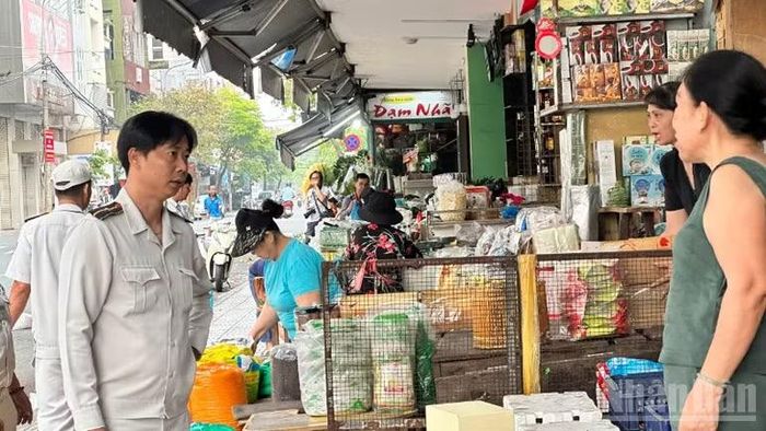 Các hộ kinh doanh khu vực chợ Hàn cam kết tuân thủ nghiêm việc sử dụng vỉa hè, bảo đảm quy định. Ảnh chụp sáng 28/3.