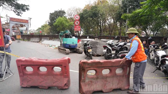 Các hạng mục phục vụ sửa chữa được triển khai trên cầu Long Biên sau khi tạm dừng lưu thông đường bộ.
