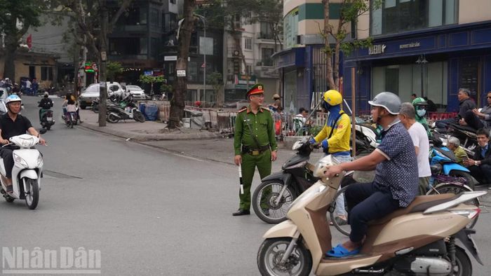 Các phương tiện có nhu cầu di chuyển qua khu vực được hướng dẫn chuyển hướng sang cầu Chương Dương.