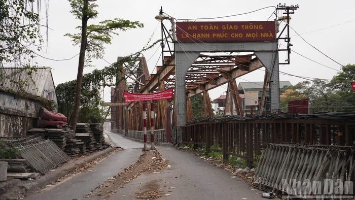 Không còn cảnh phương tiện qua lại tấp nập, cầu Long Biên trở nên yên tĩnh hiếm thấy giữa nhịp sống đô thị.