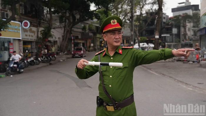 Lực lượng chức năng có mặt tại các chốt để hướng dẫn, bảo đảm trật tự giao thông khu vực cầu Long Biên.