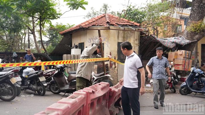 Rào chắn và dây cảnh báo được bố trí tại các điểm lên cầu Long Biên từ sáng 28/3 để thực hiện lệnh cấm phương tiện.