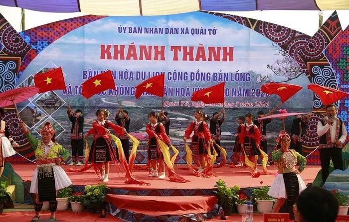 Nhân dân bản Lồng chung vui trong ngày bản khánh thành, đưa vào hoạt động khai thác du lịch.