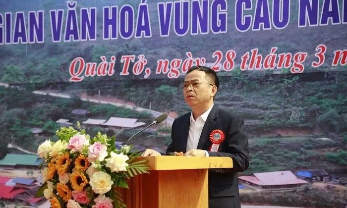 Ông Nguyễn Văn Đoạt, Phó Chủ tịch Ủy ban nhân dân tỉnh Điện Biên đề nghị xã Quài Tở tiếp tục quan tâm đầu tư giao thông kết nối bản Lồng với các bản trong xã, trong khu vực.