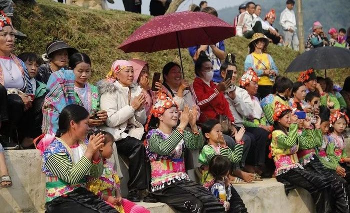 Nhân dân bản Lồng vui mừng trong ngày đặc biệt của bản.