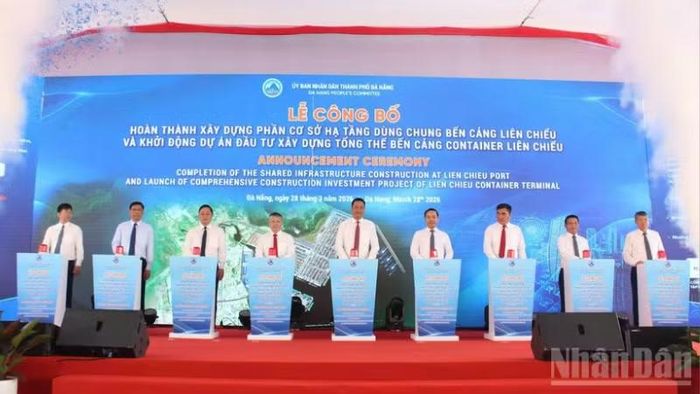 Đại biểu thực hiện nghi thức tại Lễ công bố hoàn thành xây dựng phần cơ sở hạ tầng dùng chung cảng Liên Chiểu.