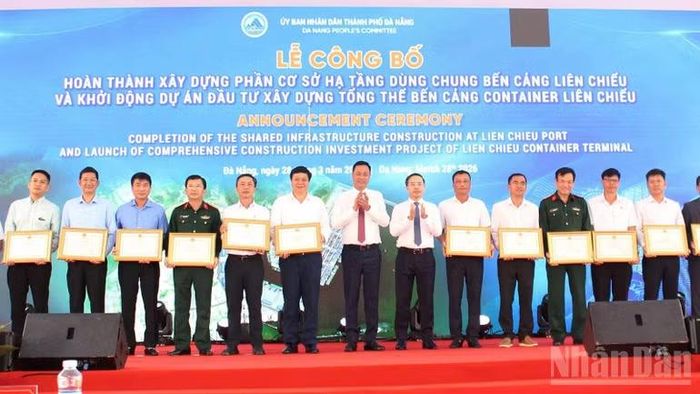 Khen thưởng các tập thể, cá nhân có thành tích trong triển khai thực hiện Dự án xây dựng Phần cơ sở hạ tầng dùng chung bến cảng Liên Chiểu.
