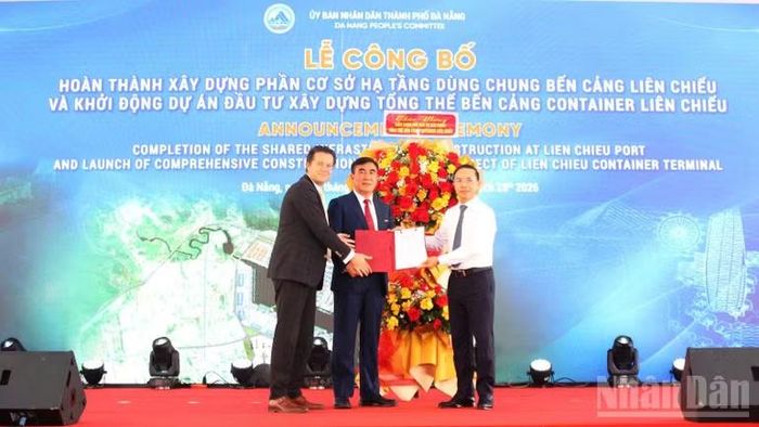 Trao Giấy chứng nhận, tặng hoa chúc mừng nhà đầu tư Liên danh Công ty Cổ phần Tập đoàn Hateco - Công ty Trách nhiệm hữu hạn Cảng biển Hateco - APM Terminals B.V. (Hà Lan).