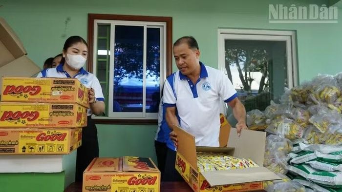 Điều dưỡng Sơn Quy (bên trái) đã tham gia các hoạt động thiện nguyện của Bệnh viện trong suốt hơn 10 năm qua. Anh Quy cho biết, ngoài trực tiếp tổ chức khám, chữa bệnh miễn phí cho bà con, các y bác sĩ cùng nhân viên bệnh viện còn đóng góp tiền, vật dụng cá nhân, cũng như vận động các nhà hảo tâm mua những món quà là hàng thiết yếu để gửi tặng cộng đồng. (Ảnh: ĐINH TRƯỜNG)