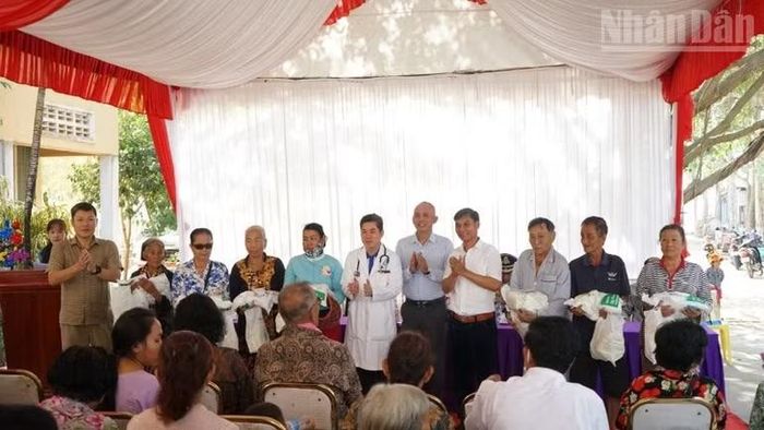 Đại diện Đại sứ quán Việt Nam và Bệnh viện Chợ Rẫy-Phnom Penh tại Campuchia trao quà tặng bà con. (Ảnh: ĐINH TRƯỜNG)