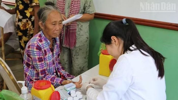 Hoạt động thiện nguyện này được các bác sĩ Bệnh viện Chợ Rẫy-Phnom Penh duy trì trong hơn 10 năm qua. (Ảnh: HUY VŨ)
