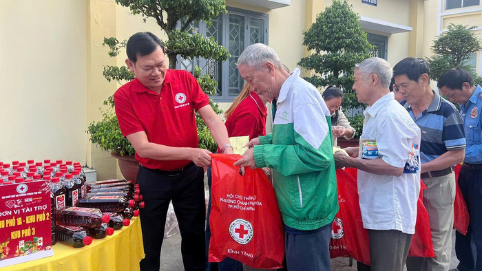Hội Chữ thập đỏ TP Hồ Chí Minh trao quà Tết tặng người nghèo. Ảnh do Trung ương Hội Chữ thập đỏ Việt Nam cung cấp