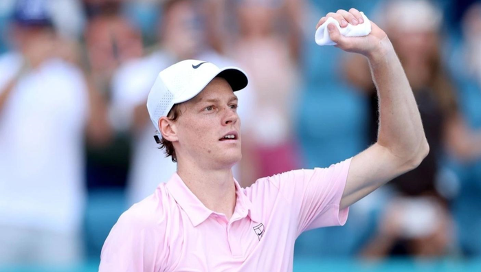 Sinner mừng chiến thắng trước Tiafoe ở tứ kết Miami Mở rộng ngày 26-3. Ảnh: Reuters 