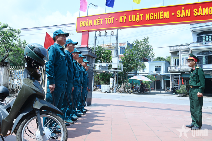 Lực lượng dân quân thường trực Ban CHQS xã Bình Liêu chuẩn bị thực hiện nhiệm vụ phối hợp tuần tra, giữ vững an ninh chính trị, trật tự an toàn xã hội trên địa bàn.