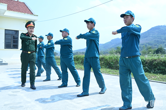 Đồng chí Chỉ huy trưởng Ban CHQS xã Lục Hồn hướng dẫn động tác điều lệnh cho các đồng chí trong tiểu đội dân quân thường trực.