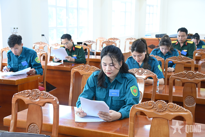 Lực lượng dân quân thường trực trên địa bàn phòng thủ khu vực 4 - Hạ Long tham gia Hội thi báo cáo viên do Ban Chỉ huy khu vực phòng thủ 4 - Hạ Long tổ chức (nội dung thi trắc nghiệm).