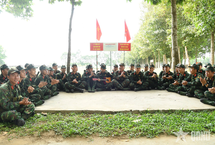  Phát huy vai trò đảng viên trẻ - chiến sĩ mới tạo nên sự gắn kết, đoàn kết trong tập thể chiến sĩ mới. 