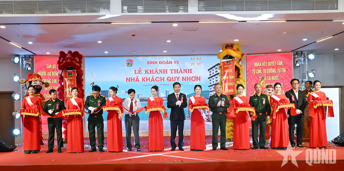  Các đại biểu cắt băng khánh thành.