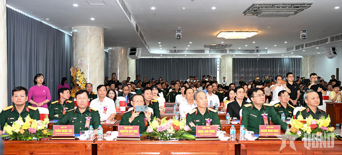 Các đại biểu dự buổi lễ.