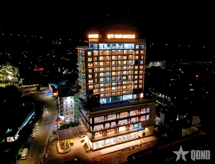 Nhà khách Quy Nhơn (Binh đoàn 15) về đêm. 