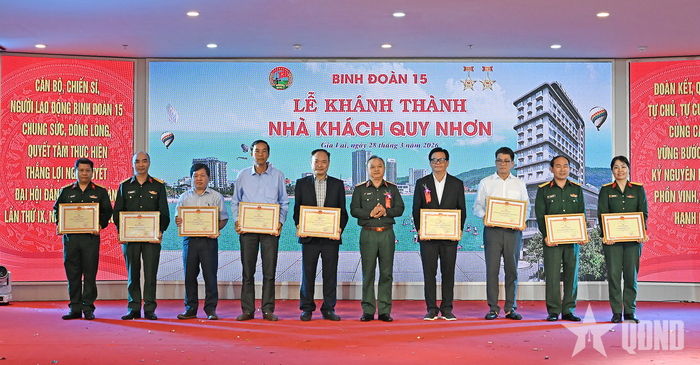 Thiếu tướng Hoàng Văn Sỹ trao bằng khen tặng các tập thể, cá nhân. 