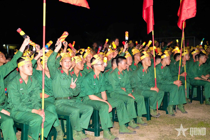 Các chiến sĩ hòa vào những giai điệu vui tươi, ý nghĩa của đêm diễn. 