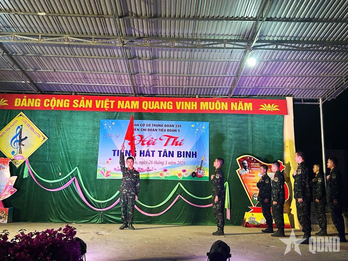  Tiết mục “Hành khúc quân dân” của chiến sĩ mới Tiểu đoàn 5, Trung đoàn 335 trong đêm diễn.