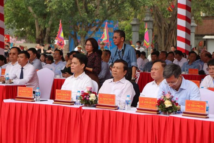 Ông Lê Ngọc Châu, Ủy viên Trung ương Đảng, Phó Bí thư Thành ủy, Chủ tịch UBND thành phố Hải Phòng cùng lãnh đạo TP Hải Phòng dự khai hội.