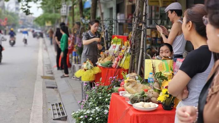 Người dân ven đường bày các mâm lễ dâng Quan với mong cầu năm mới nhiều thuận lợi.